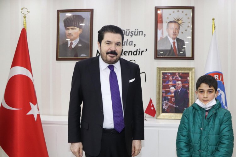 Minik Yiğit, kumbarasındaki parayı kampanyaya bağışladı