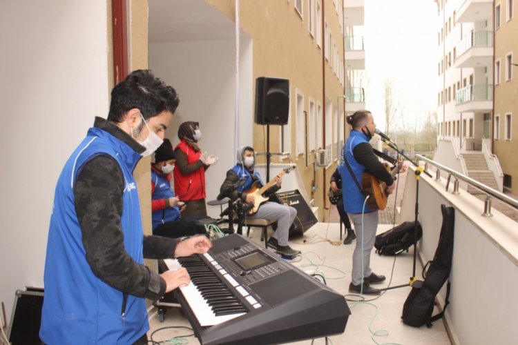 D&uuml;zce'de karantina yurdu konserle şenlendi