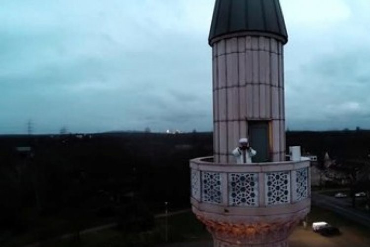 M&uuml;sl&uuml;manlara hoparl&ouml;rden ezan jesti