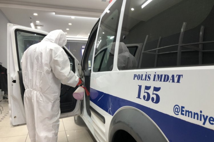 Bursa'da koronavir&uuml;se karşı 400 polis aracını dezenfekte ettiler