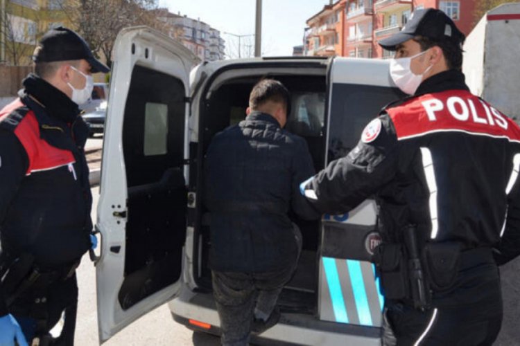 Yasağa uymayan 20 yaş altındaki gen&ccedil;ler polise yakalandı!