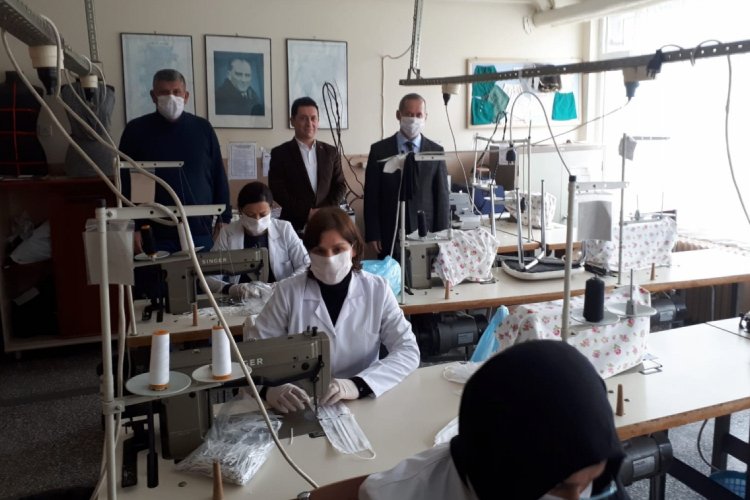 Bursa'da liseli &ouml;ğrencilerden maske &uuml;retimi