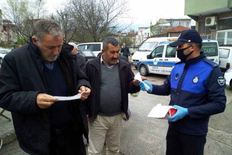 Bursa'da alışverişe &ccedil;ıkan vatandaşa maskeler belediyeden