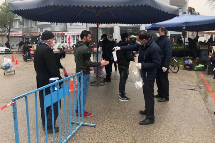 Bursa İneg&ouml;l Belediyesi pazarlarda maske dağıtımına başladı
