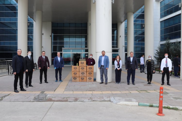 Bursa'da iş adamlarından sağlık&ccedil;ılara kolonya desteği