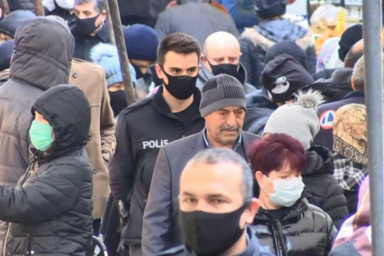 Pazarda dikkat &ccedil;eken kalabalık