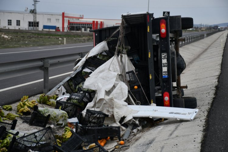 Meyve y&uuml;kl&uuml; kamyonet devrildi: 1 yaralı