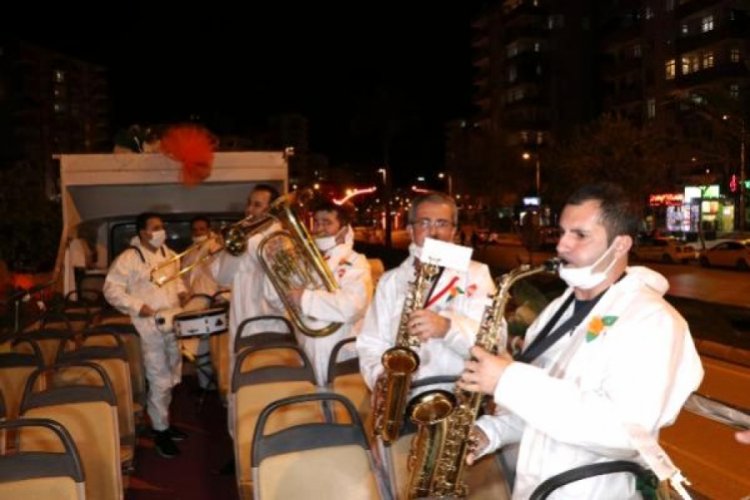 Adanalılar Portakal &Ccedil;i&ccedil;eği Festivali'ni balkonlarda kutladı