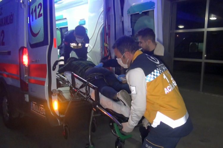 Kavgayı ayırmak isteyen uzman &ccedil;avuş sırtından bı&ccedil;aklandı