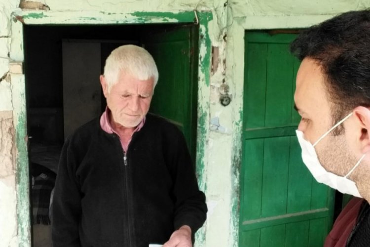 G&ouml;n&uuml;ll&uuml; &ouml;ğretmenler yaşlıların maaşını dağıttı