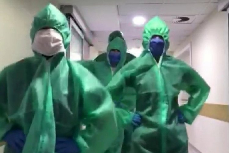 Yoğun bakım &ccedil;alışanlarından 'penguen dansı'