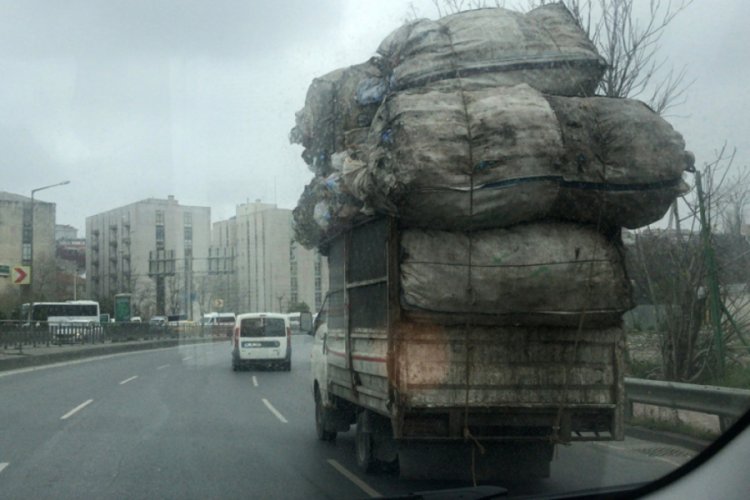 Aşırı y&uuml;kl&uuml; kamyonet, trafikte tehlike sa&ccedil;tı