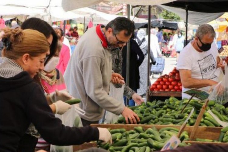 Yasağa rağmen maske takmadılar, meyve- sebzeyi se&ccedil;erek aldılar