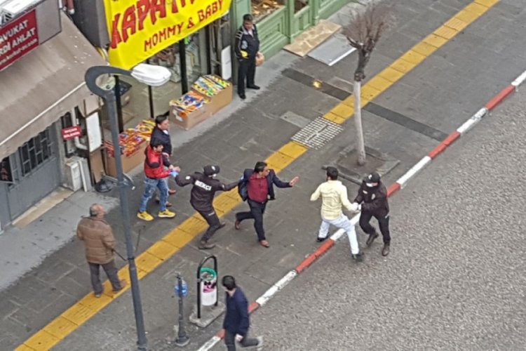 Sosyal mesafeyi bırakıp kavgaya tutuştular