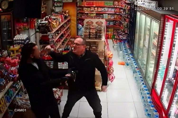 Marketten hırsızlık yapmaya &ccedil;alışan şahısları tekme tokat dışarı attı