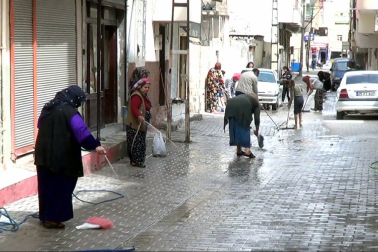 Şanlıurfa'da kadınlar vir&uuml;se karşı sokakları temizledi