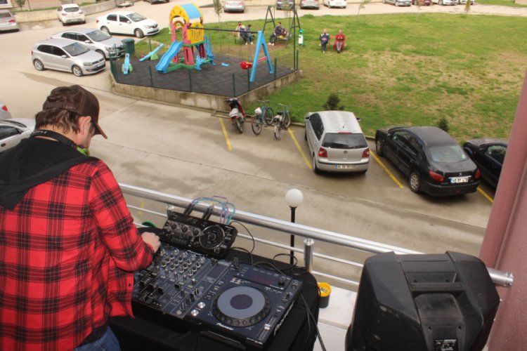 DJ balkondan dışarı &ccedil;ıkamayan gen&ccedil;ler i&ccedil;in &ccedil;aldı