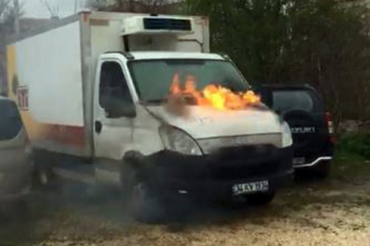 Tekirdağ'da ak&uuml;s&uuml; patlayan kamyonet alev aldı