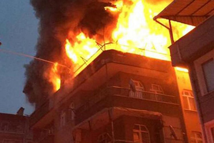 Yangın &ccedil;ıkan evdeki 4 kişiyi komşuları kurtardı