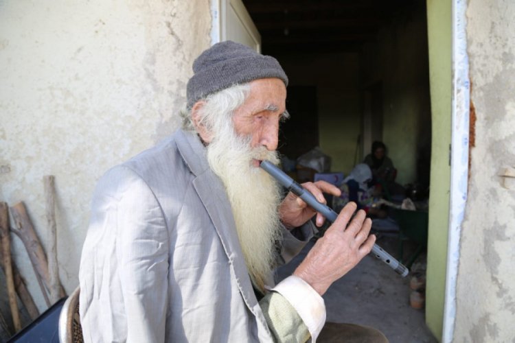 Yaşlı adam, kavalıyla "evde kalın" mesajı verdi