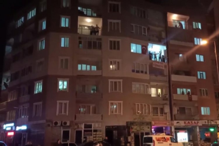 M&uuml;zik &ccedil;alıp balkonda g&ouml;bek attılar