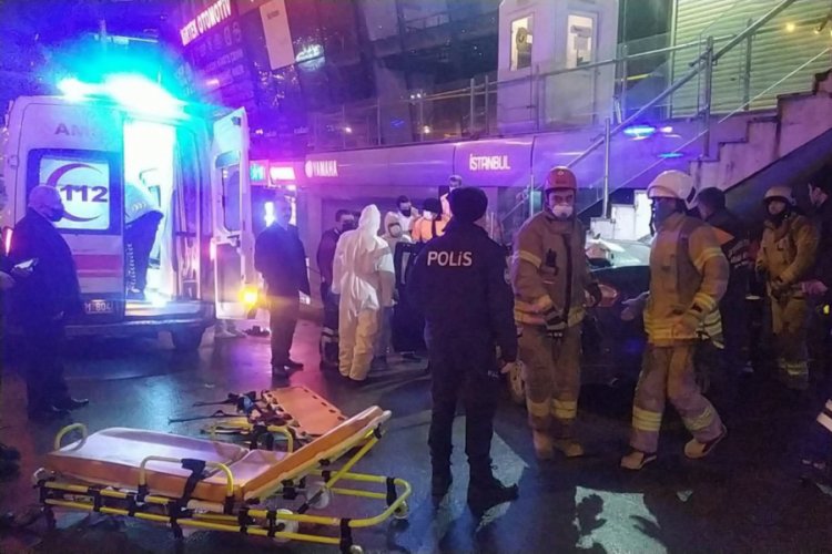 Bir otomobil AVM girişindeki merdivenin altına saplandı