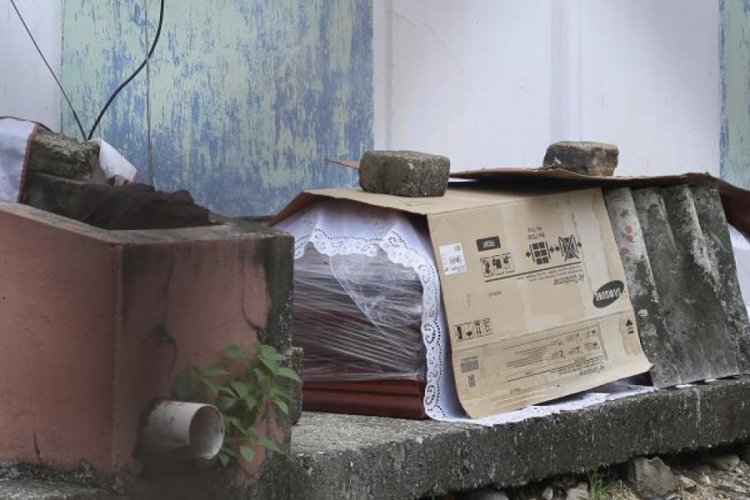 Ekvador'da Covid-19'dan &ouml;lenlerin cansız bedenleri sokaklara taştı