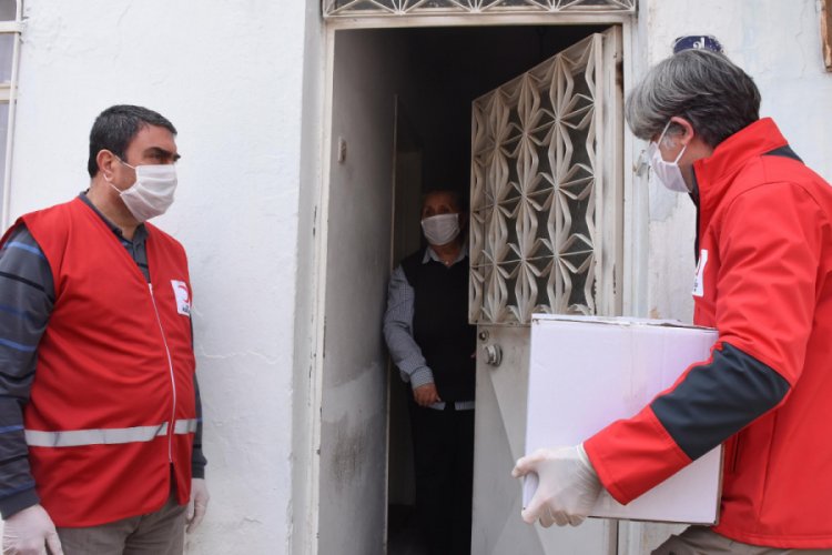Sokağa &ccedil;ıkamayanlara Kızılay'dan gıda desteği