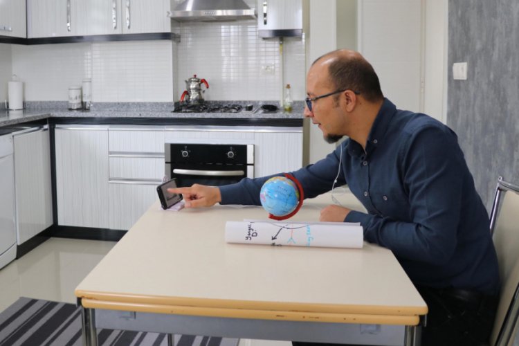 &Ouml;ğrencileri i&ccedil;in evinin mutfağını st&uuml;dyoya &ccedil;evirdi