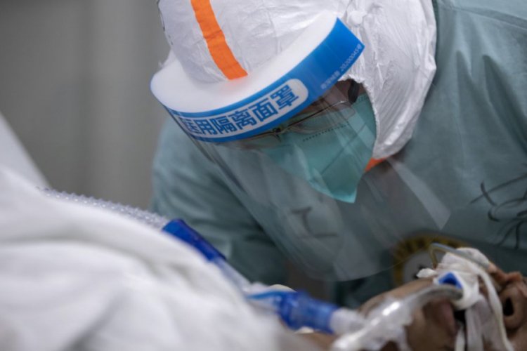 Koronavir&uuml;s tedavisi g&ouml;ren hasta  2 ay sonra iyileşti