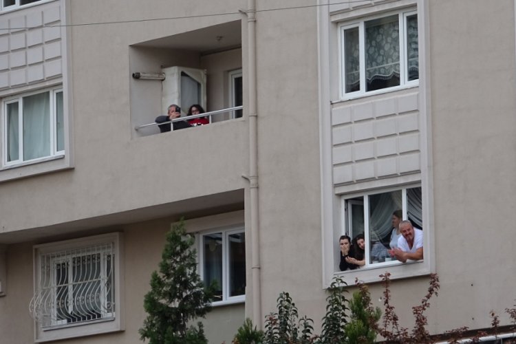Bursa'da sağlık&ccedil;ılara balkondan konsere, polisten sosyal mesafe uyarısı