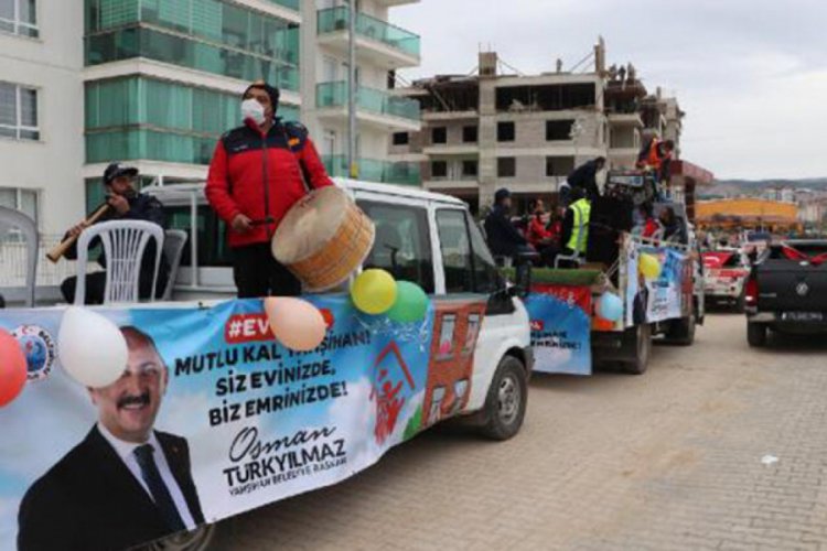Zabıta ve itfaiyeden evde kalanlara seyyar konser
