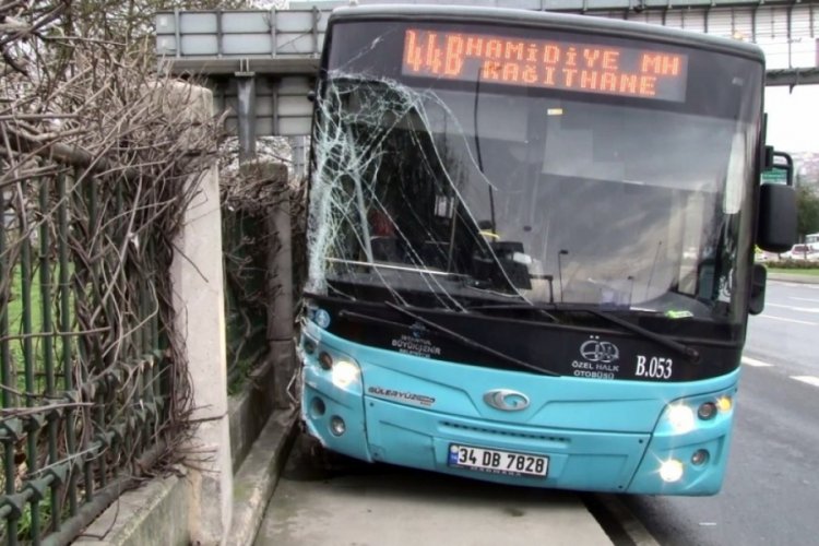 Tansiyonu d&uuml;şen otob&uuml;s şof&ouml;r&uuml; duvara &ccedil;arparak durabildi