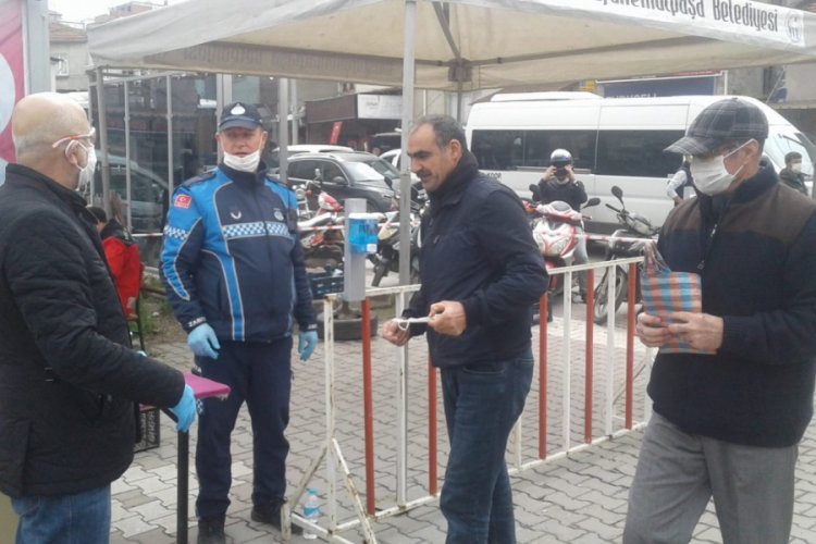 Bursa'da zabıta ekipleri pazar yerine maskesiz girişlere izin vermedi