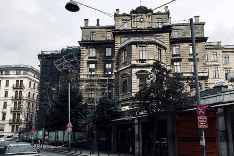 Şiddetli r&uuml;zgar nedeniyle okulun inşaat iskelesi &ccedil;&ouml;kt&uuml;