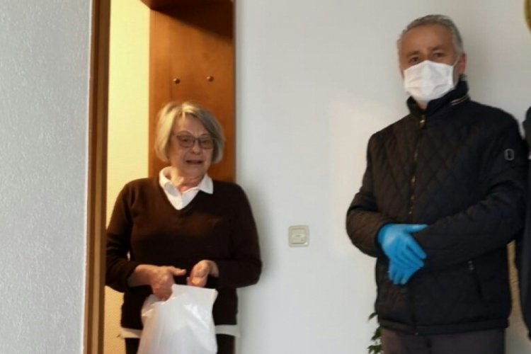 Almanlar'dan M&uuml;sl&uuml;man gen&ccedil;lere koronavir&uuml;s teşekk&uuml;r&uuml;