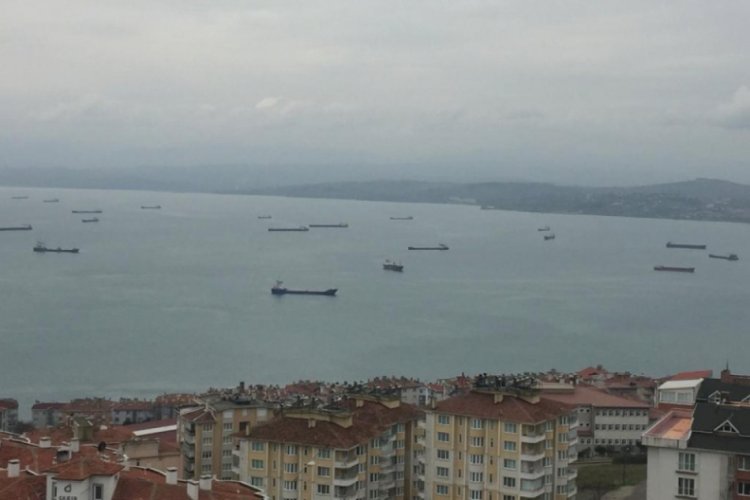 Gemiler fırtına dolayısıyla limana demirledi