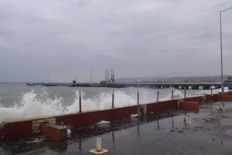 Fırtına nedeniyle Marmara'da dev dalgalar: Demir korkuluklar kırıldı