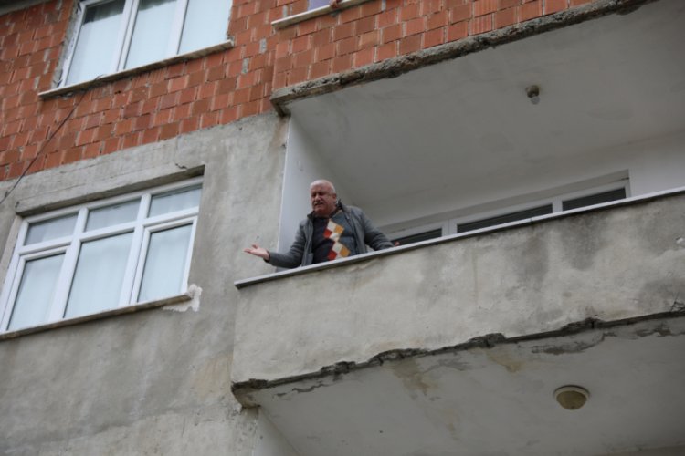Rize'de karantina firarisinin binasında polis bekliyor