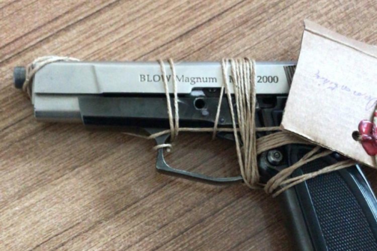 13 yaşındaki &ccedil;ocuk belinde tabancayla yakalandı