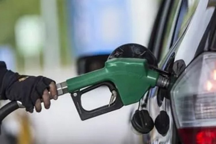 Benzine beklenen zam geldi