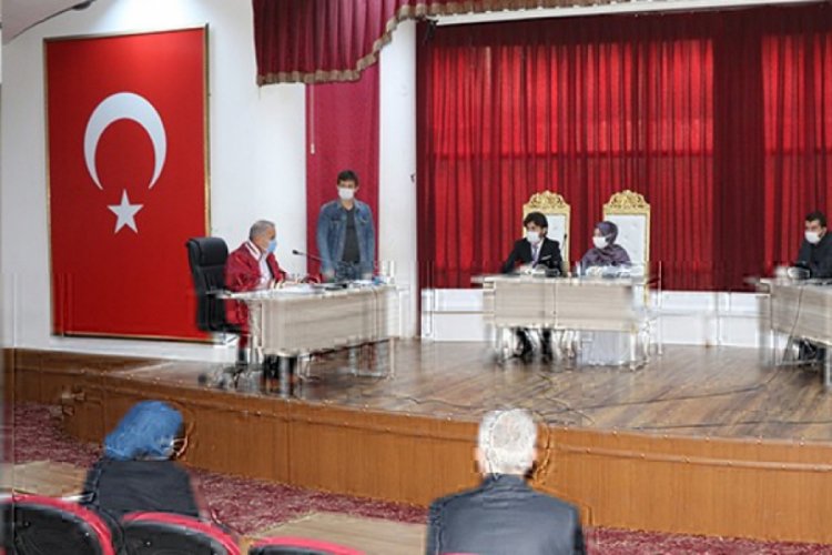 Manisa'da nikah sonrası birbirlerini dirsekleriyle tebrik ettiler