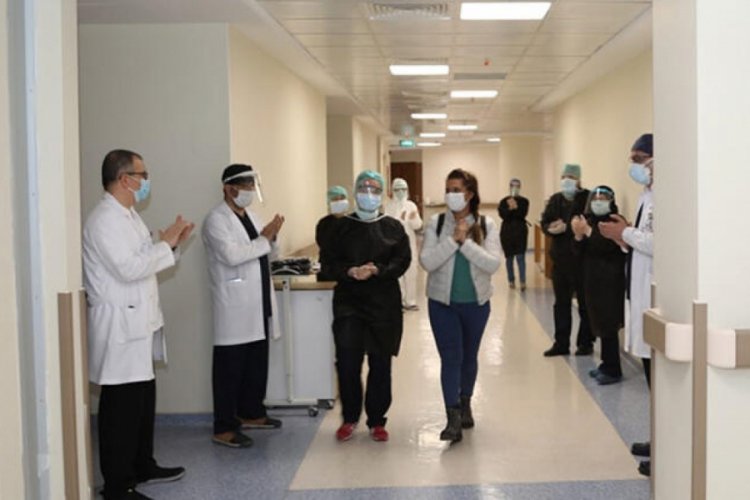 Corona vir&uuml;s tedavisi biten hemşire alkışlarla taburcu edildi