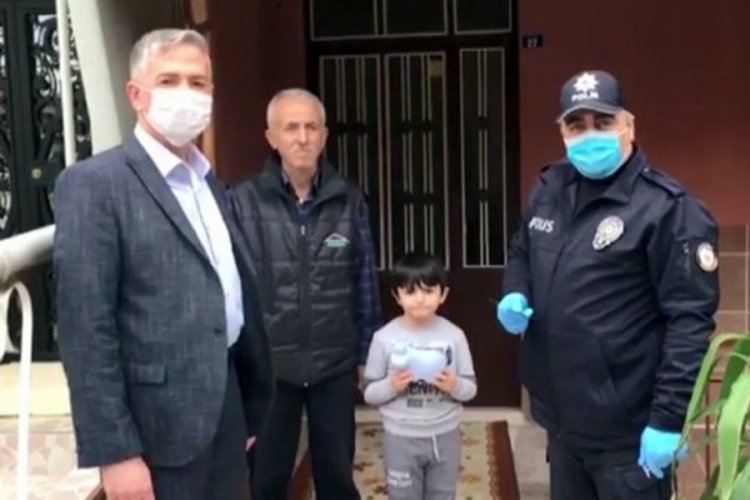 Kumbarasında biriktirdiği har&ccedil;lıklarını bağışladı