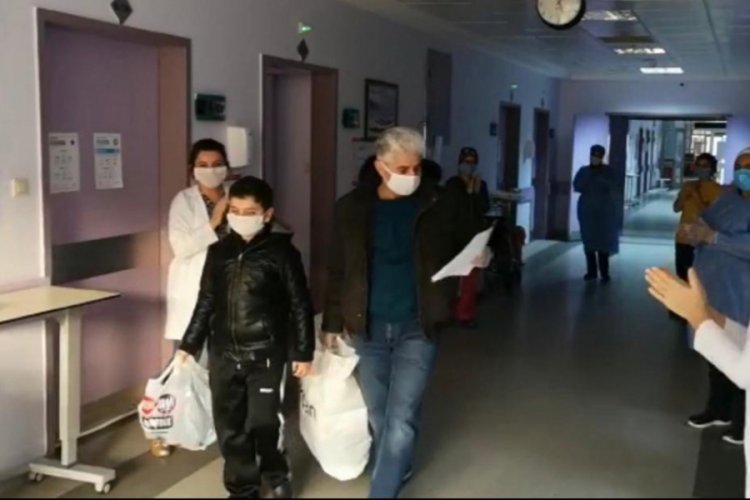 Koronavir&uuml;s hastası dede ve torun alkışlarla taburcu oldu