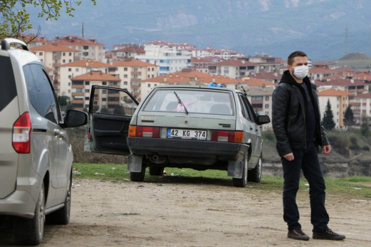 Mezarlıkta bileklerini keserken polis hayatını kurtardı