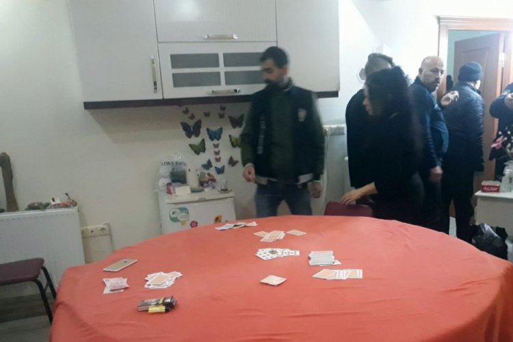Evin mutfağında kumar oynarken yakalandılar