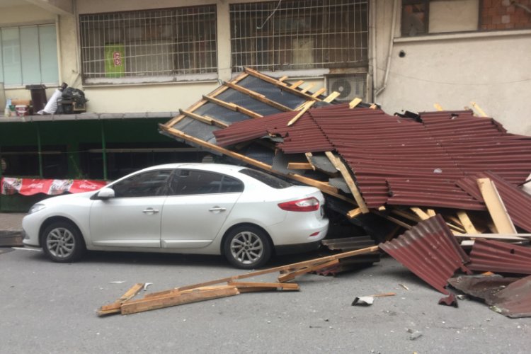 İstanbul'da şiddetli r&uuml;zgar &ccedil;atı u&ccedil;urdu