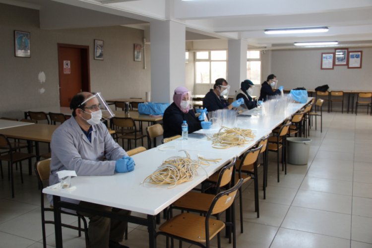 Sağlık &ccedil;alışanları i&ccedil;in siperlikli maske &uuml;retiyorlar