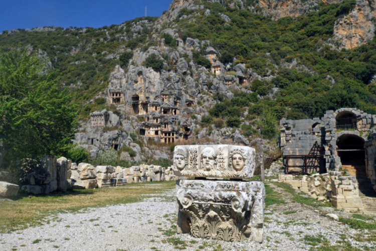 Demre'nin m&uuml;ze ve &ouml;ren yerlerinde sessizlik